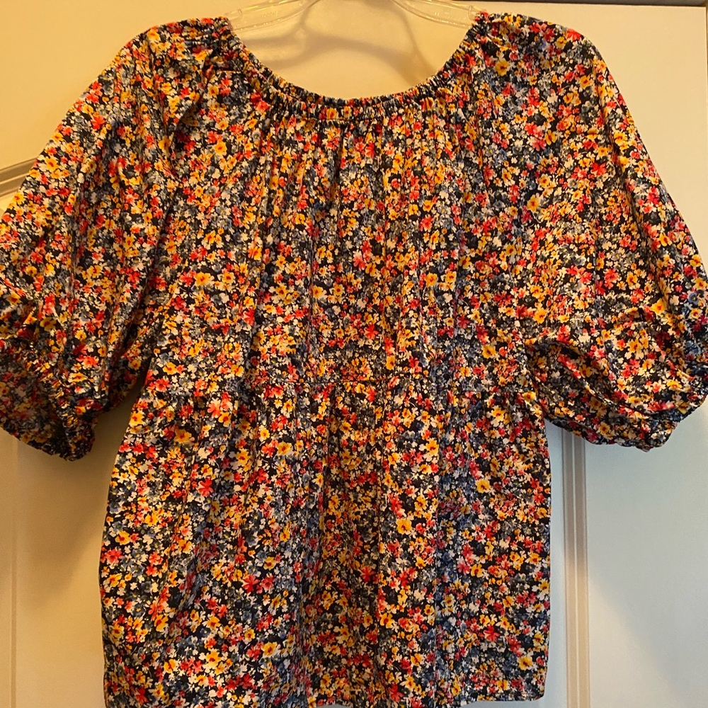 Floral top with puff sleeves